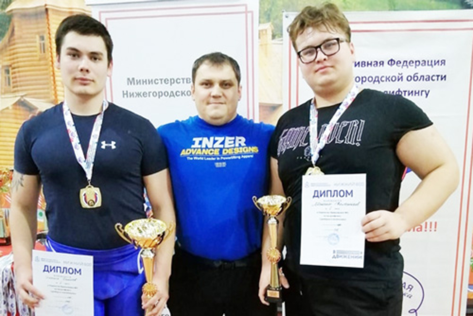 Денис Сулейманов (в центре) со своими воспитанниками Эмилем Ганеевым (слева) и Максимом Колесниковым (справа)