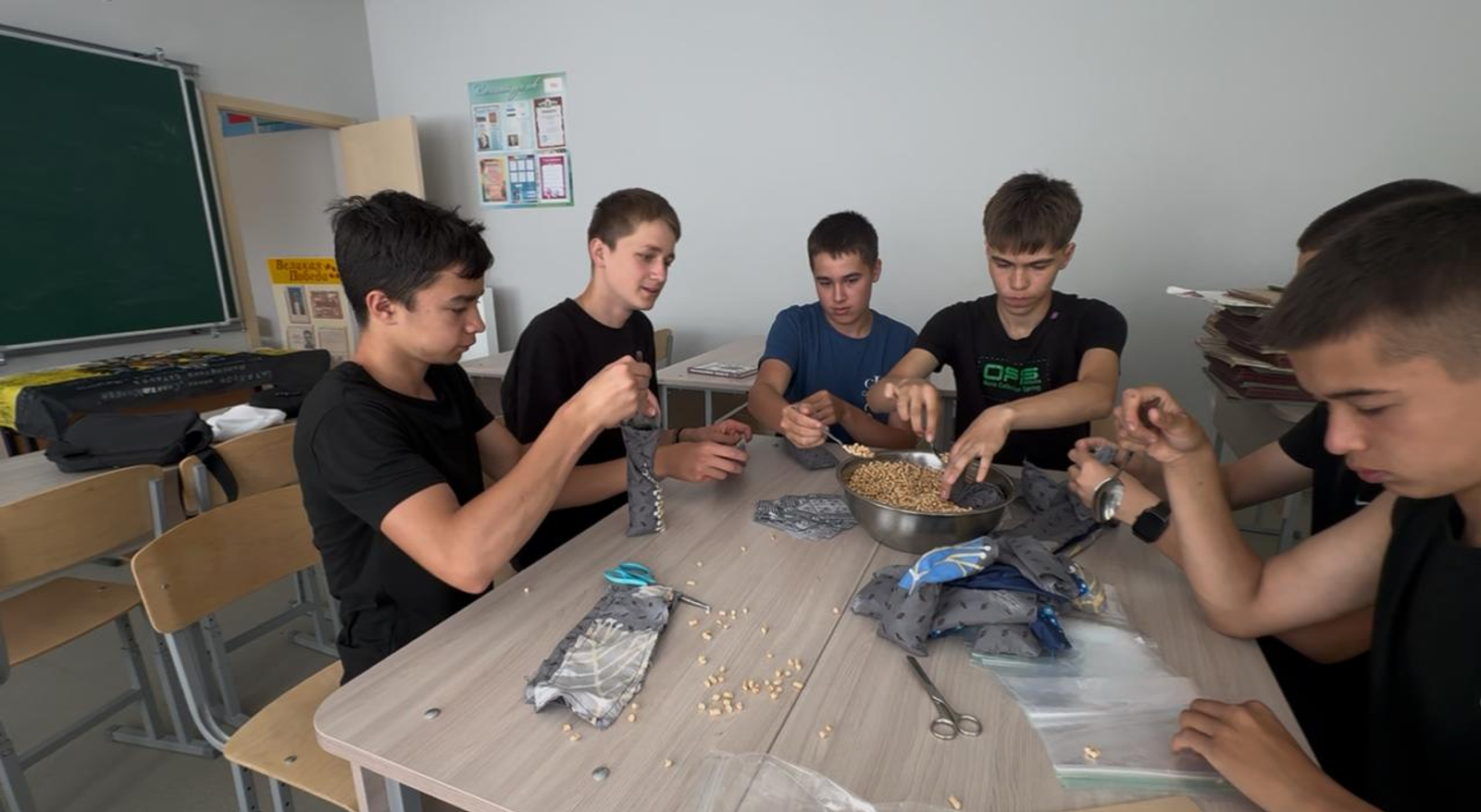 Школьники из Башкирии шьют сушиботы для наших солдат