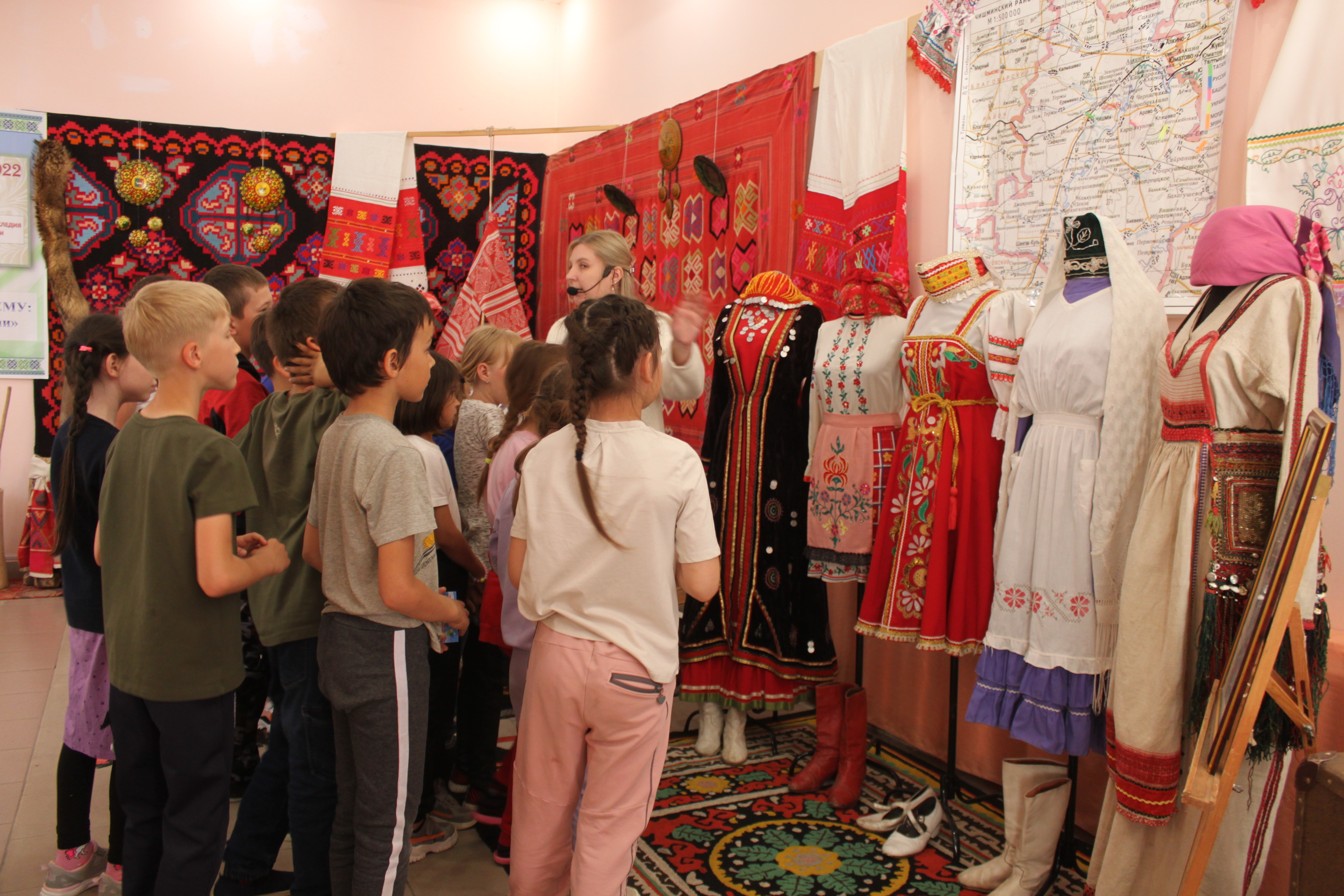Дети из летнего дневного лагеря посетили музей