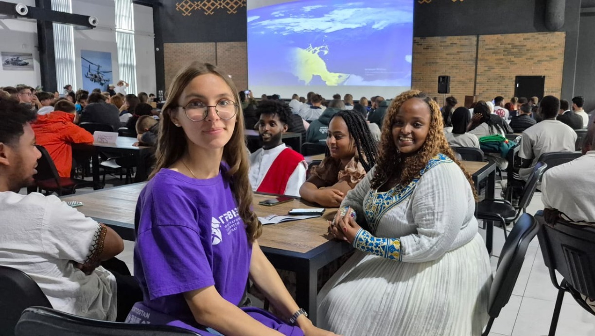 Эмнет Дередже с волонтером