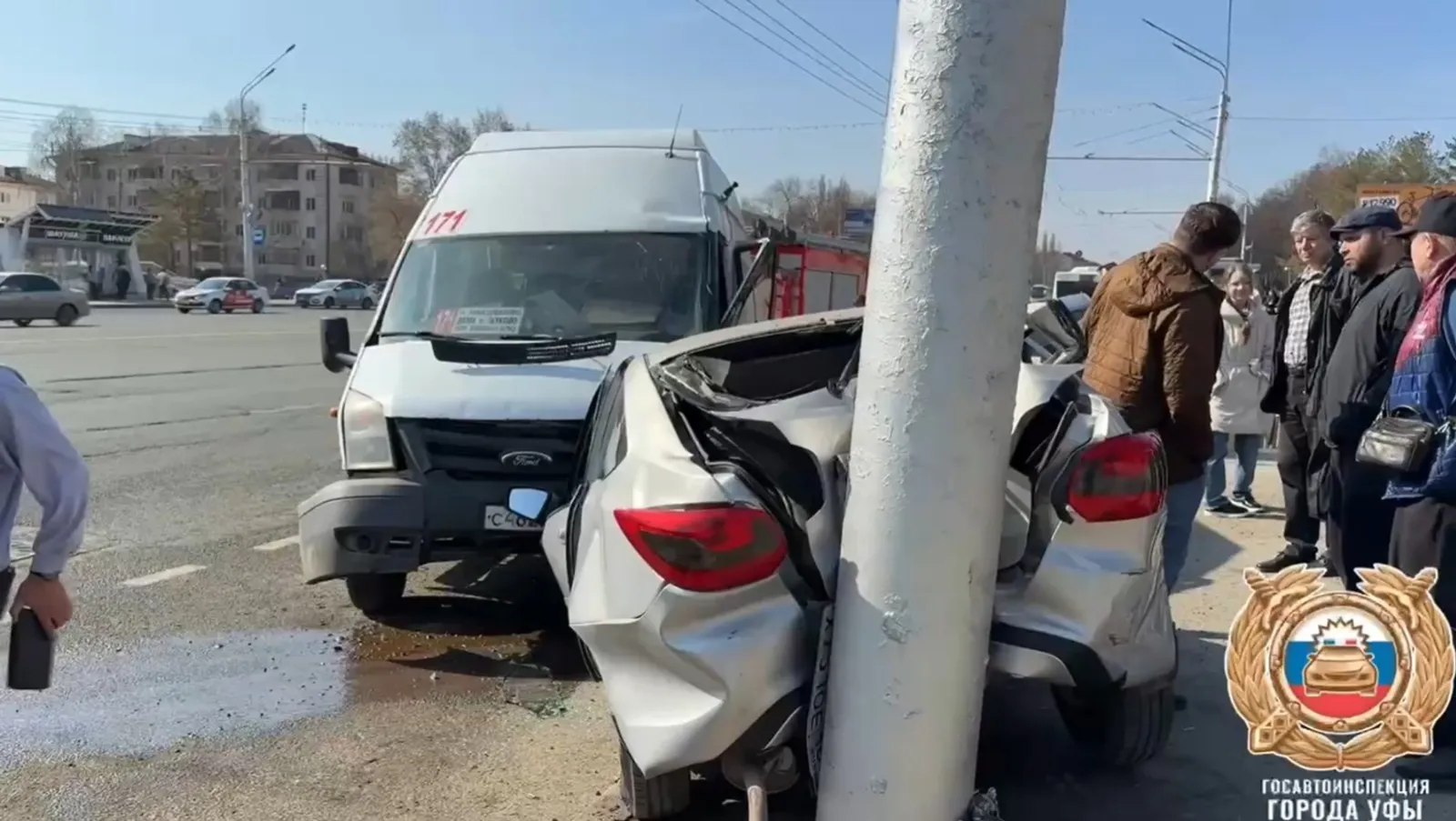 В Уфе маршрутный автобус выехал на встречную полосу и столкнулся с легковушками