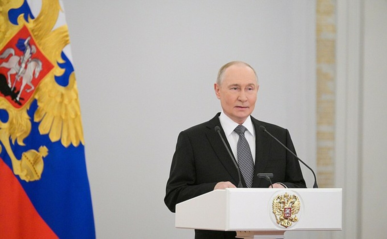 Президент вручил медали «Золотая звезда» героям России