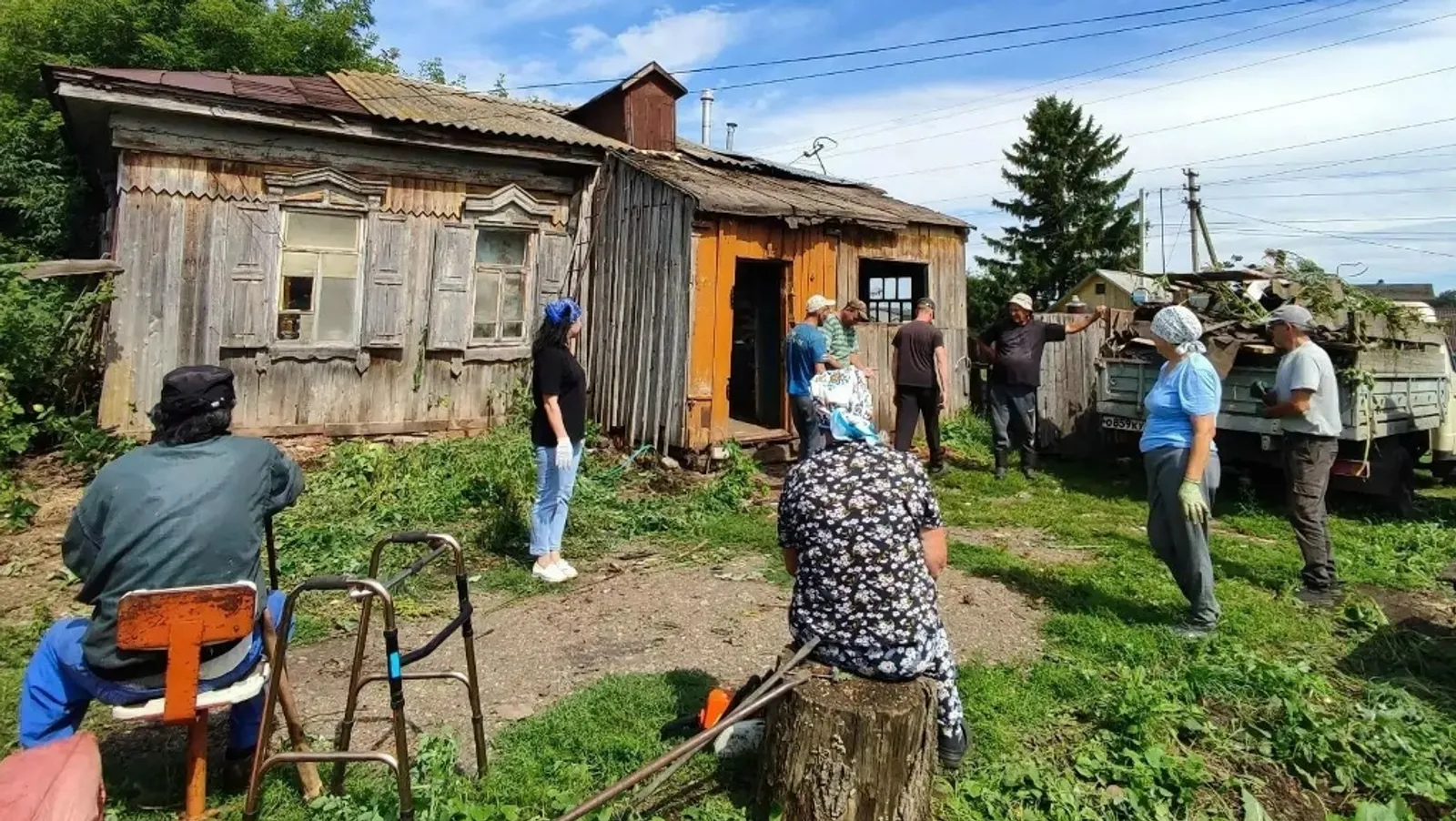 Волонтеры Башкирии устроили субботник для 93-летней матери бойца