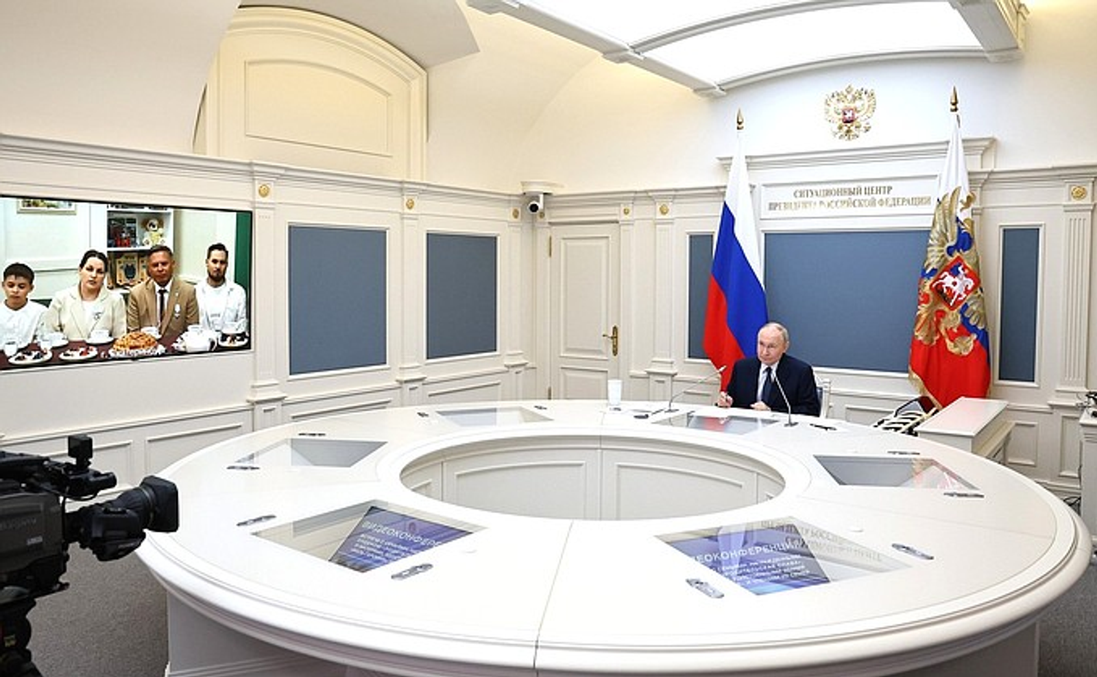 Владимир Путин встретился с многодетными семьями и матерями-героинями