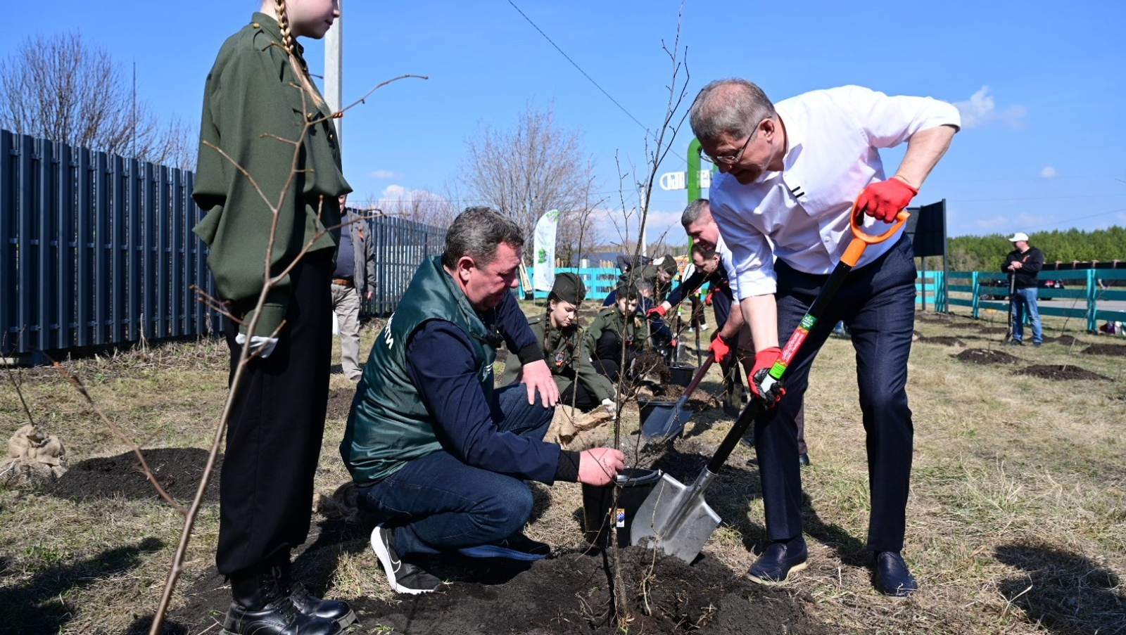 Радий Хабиров принял участие в акции «Сад памяти»