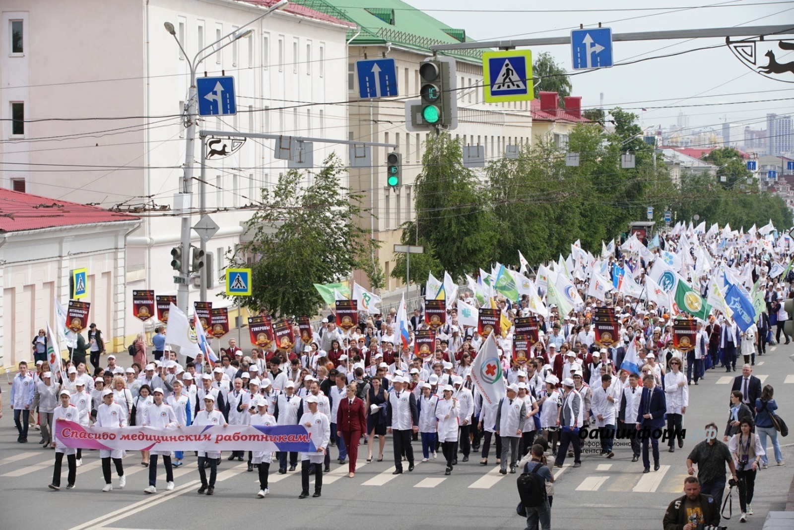 Медики в Уфе прошлись парадом в честь своего профессионального праздника