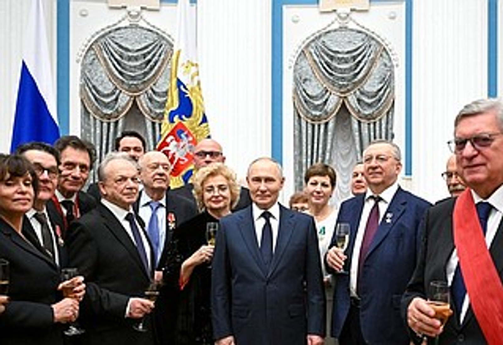 Владимир Путин вручил государственные награды в Екатерининском зале Кремля