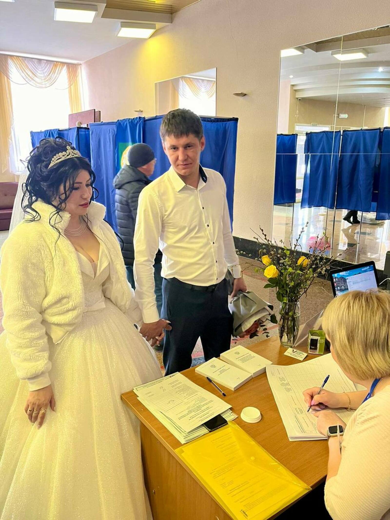 В Башкирии молодожены сразу после ЗАГСа сразу пошли на голосование