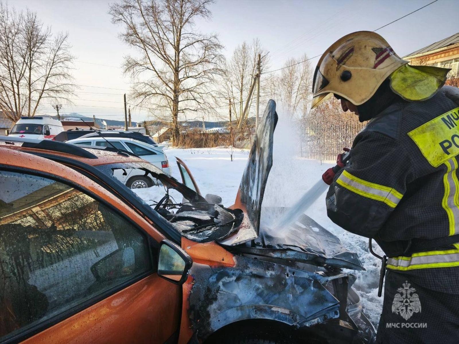 Герой-спасатель вытащил водителя из горящего авто в Башкирии