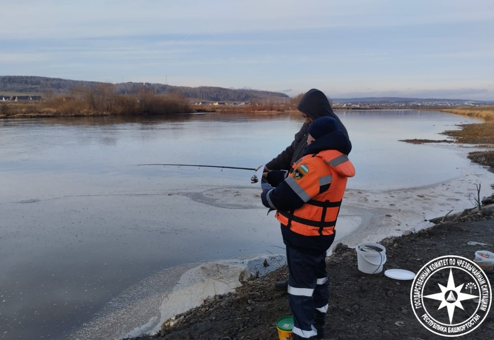 Спасатели Башкирии напомнили правила безопасности на тонком льду