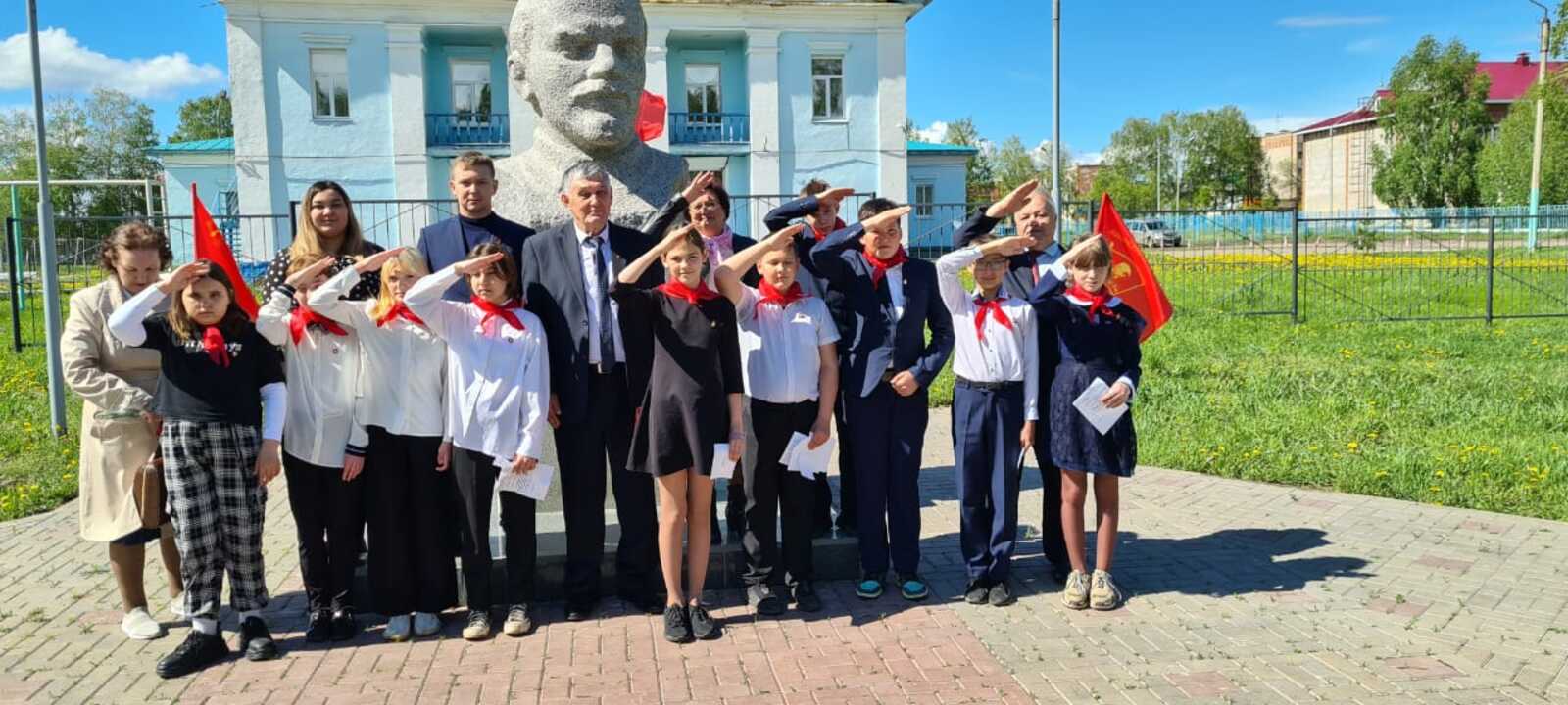 Накануне 100-летия всесоюзной организации им В.И.Ленина райком КПРФ организовал прием в пионеры, который состоялся 18 мая у бюста В.И.Ленина