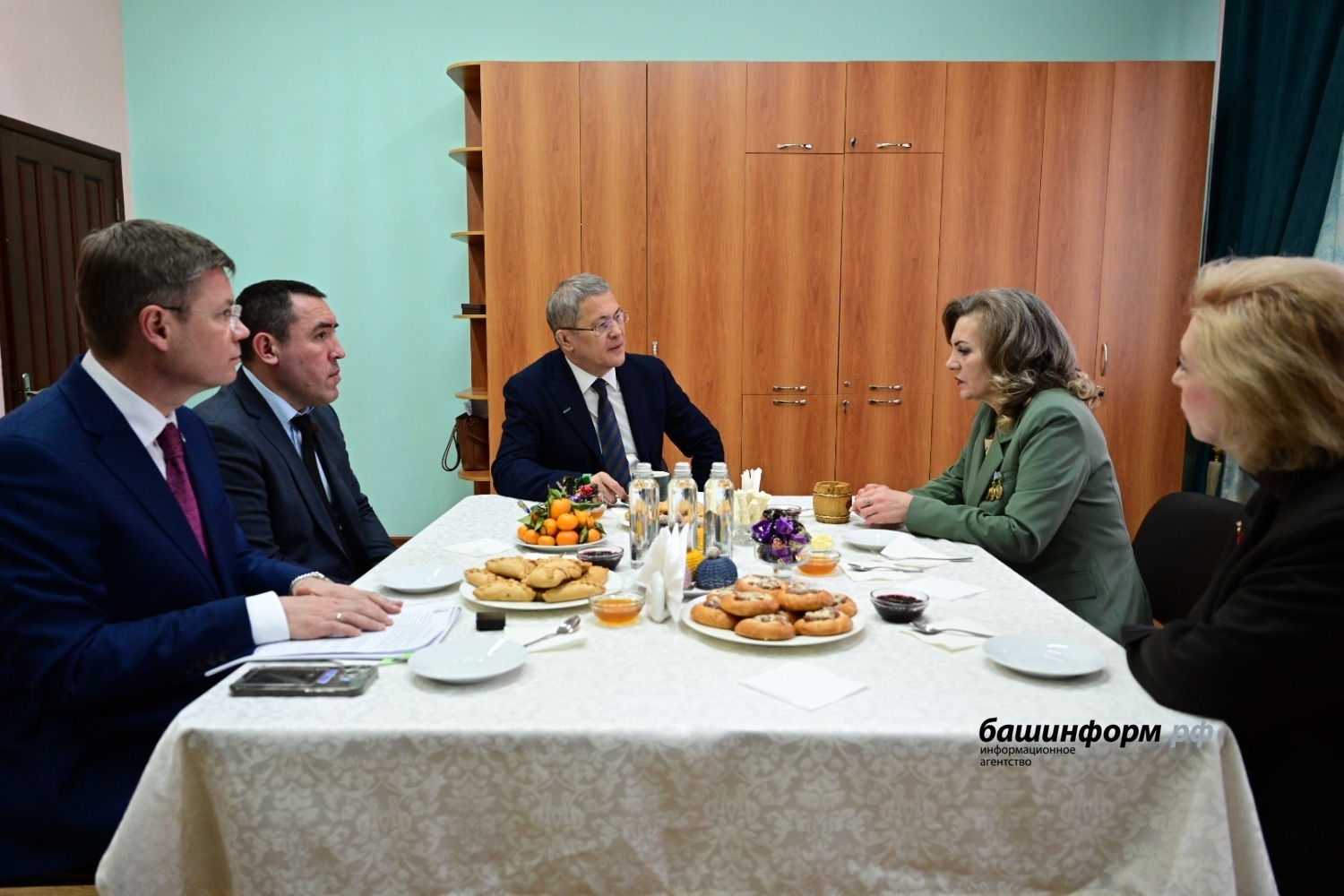 Глава Башкортостана встретился с мамой Героя России