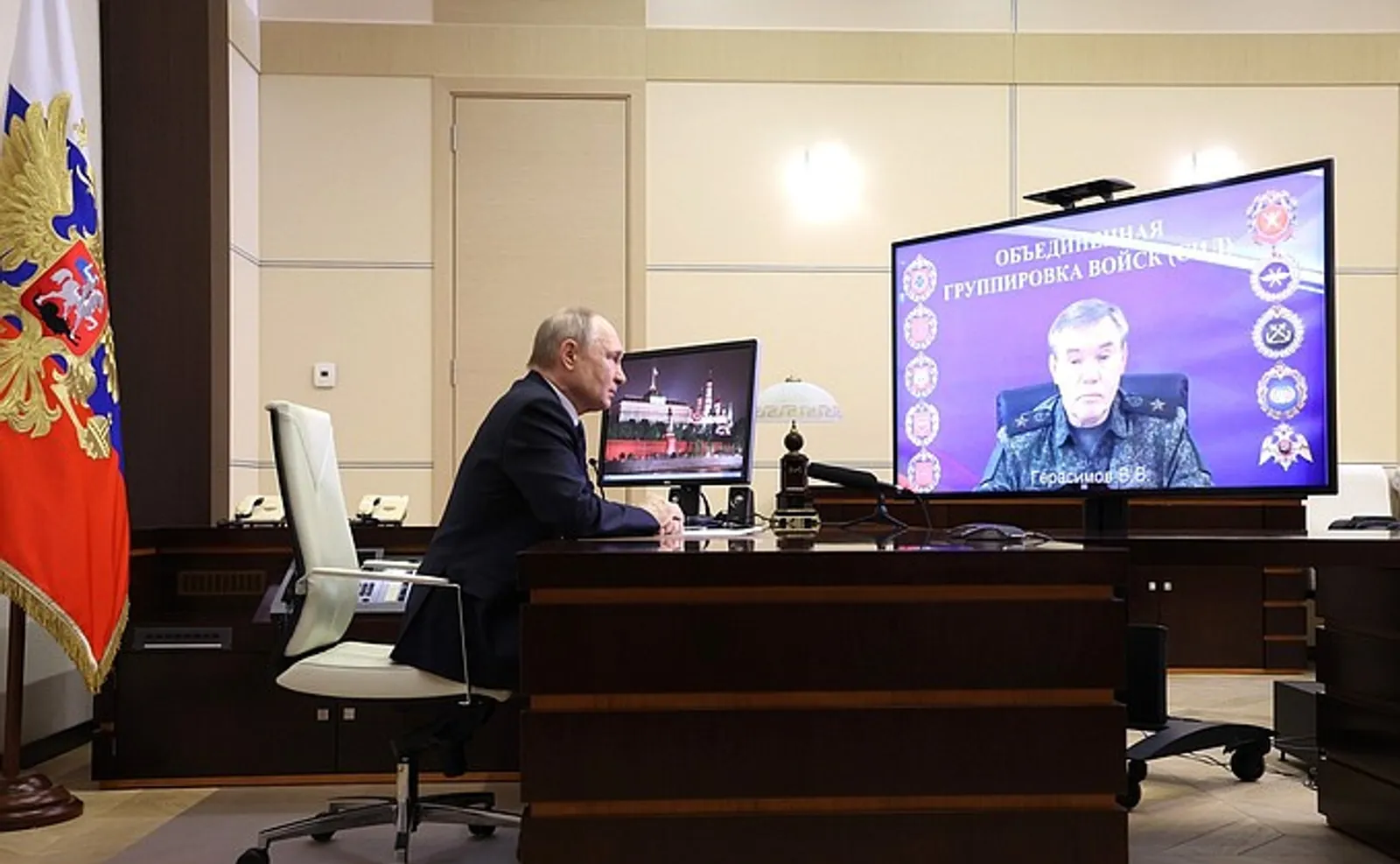 Владимир Путин провёл видеоконференцию с начальником Генштаба ВС РФ