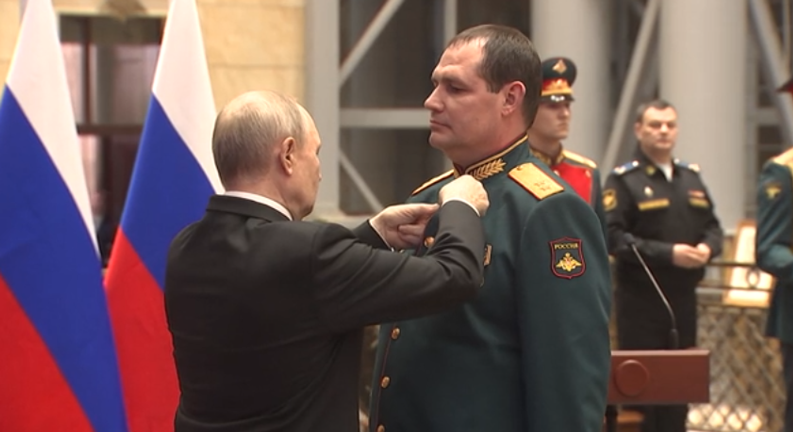 Президент России наградил героев СВО высшей государственной наградой