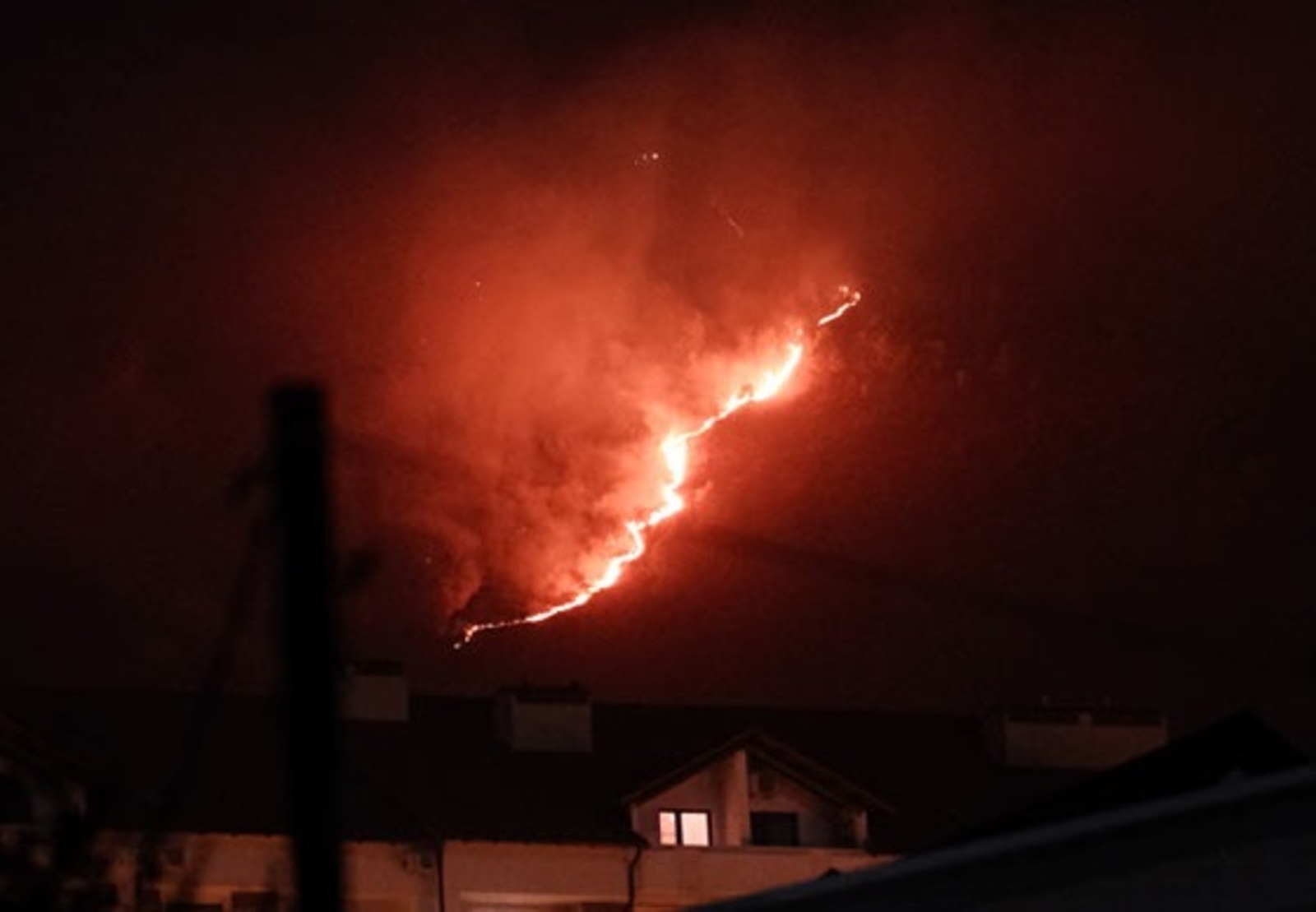 Юрий Березнюк/ТАСС   Страшный лесной пожар в Геленджике помогают тушить даже местные жители