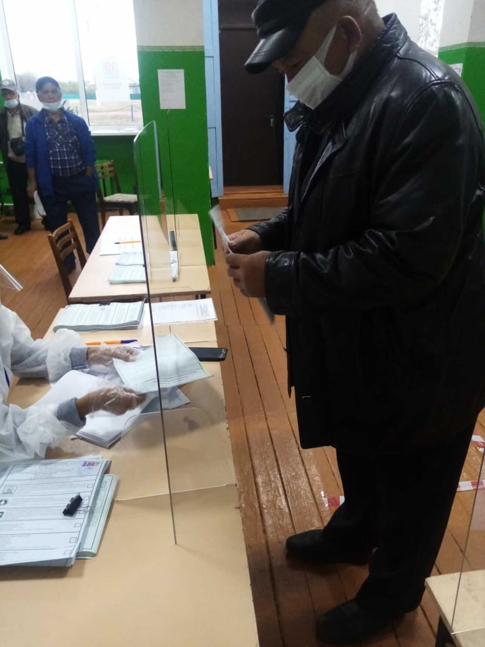 В Чишминском районе одним из первых проголосовал глава администрации Дурасовского сельсовета Фаниль Заманов