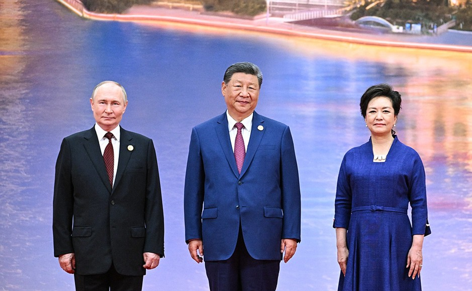 Владимир Путин принял участие в церемонии приветствия саммита ШОС в Китае