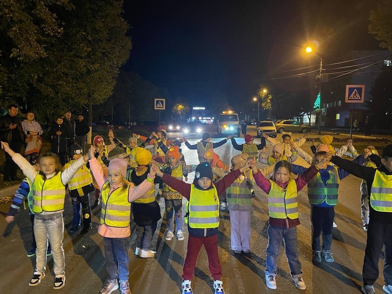 В рамках профилактической акции "Внимание-дети!" в Чишминском районе прошел флешмоб "Засветись!"