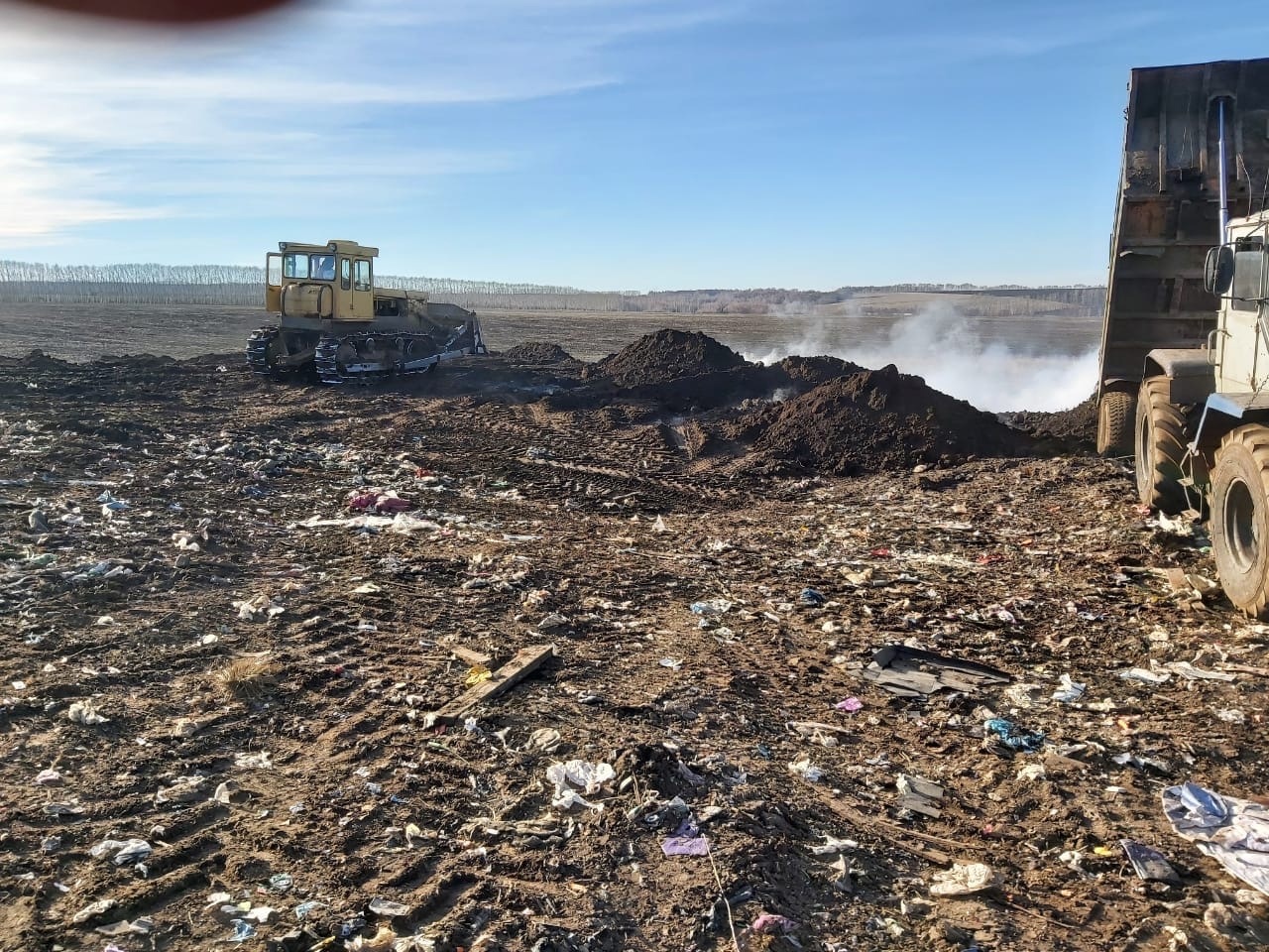 Продолжается работа по изоляции мест горения на полигоне твердых бытовых отходов около деревни Бабиково