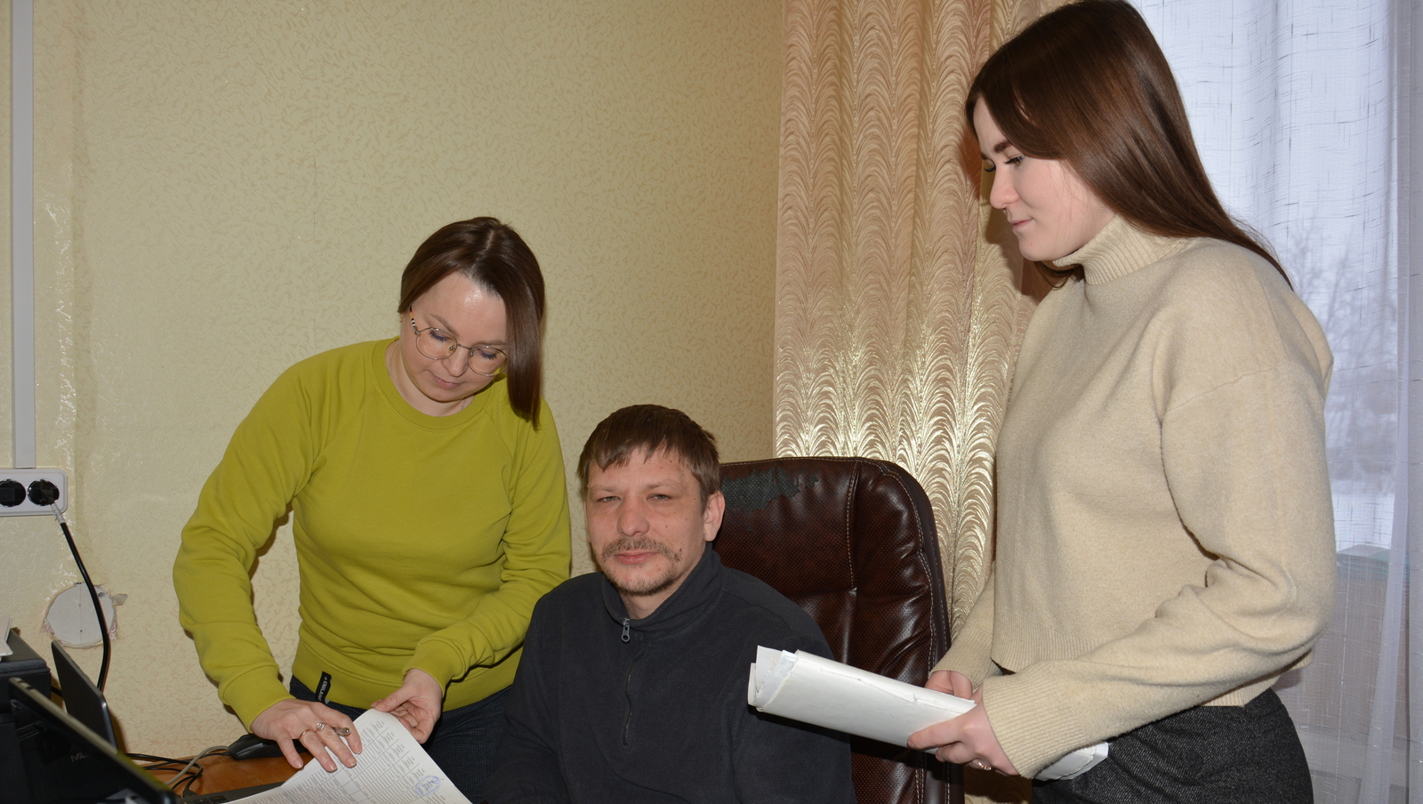 На фото помощник начальника отделения по воинскому учету Ульяна Скворцова, фельдшер Иван Важенин, техработник Айгузель Ибраева