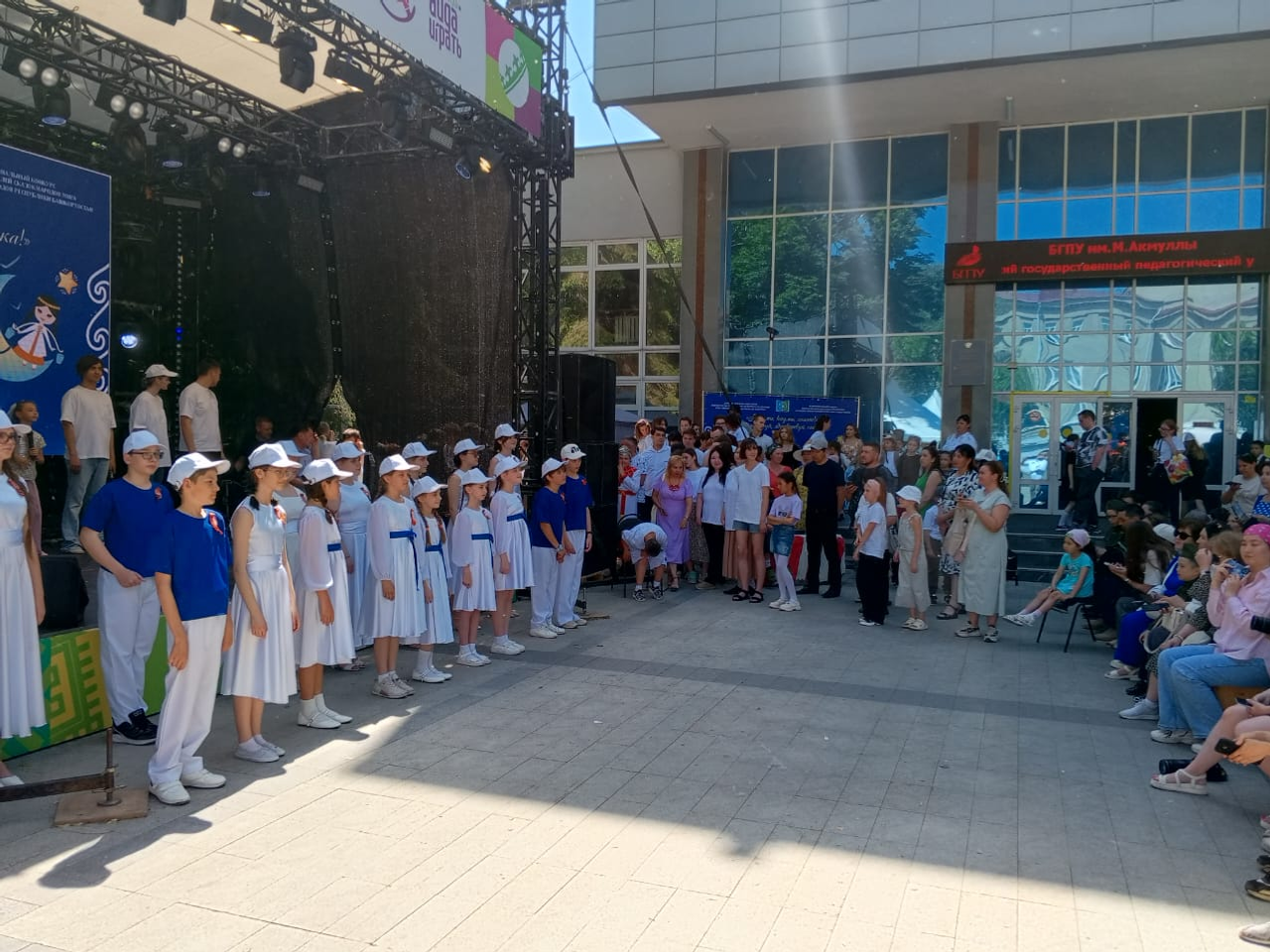 Песенный флешмоб к Дню защиты детей прошёл на «Китап-Байраме» в Уфе