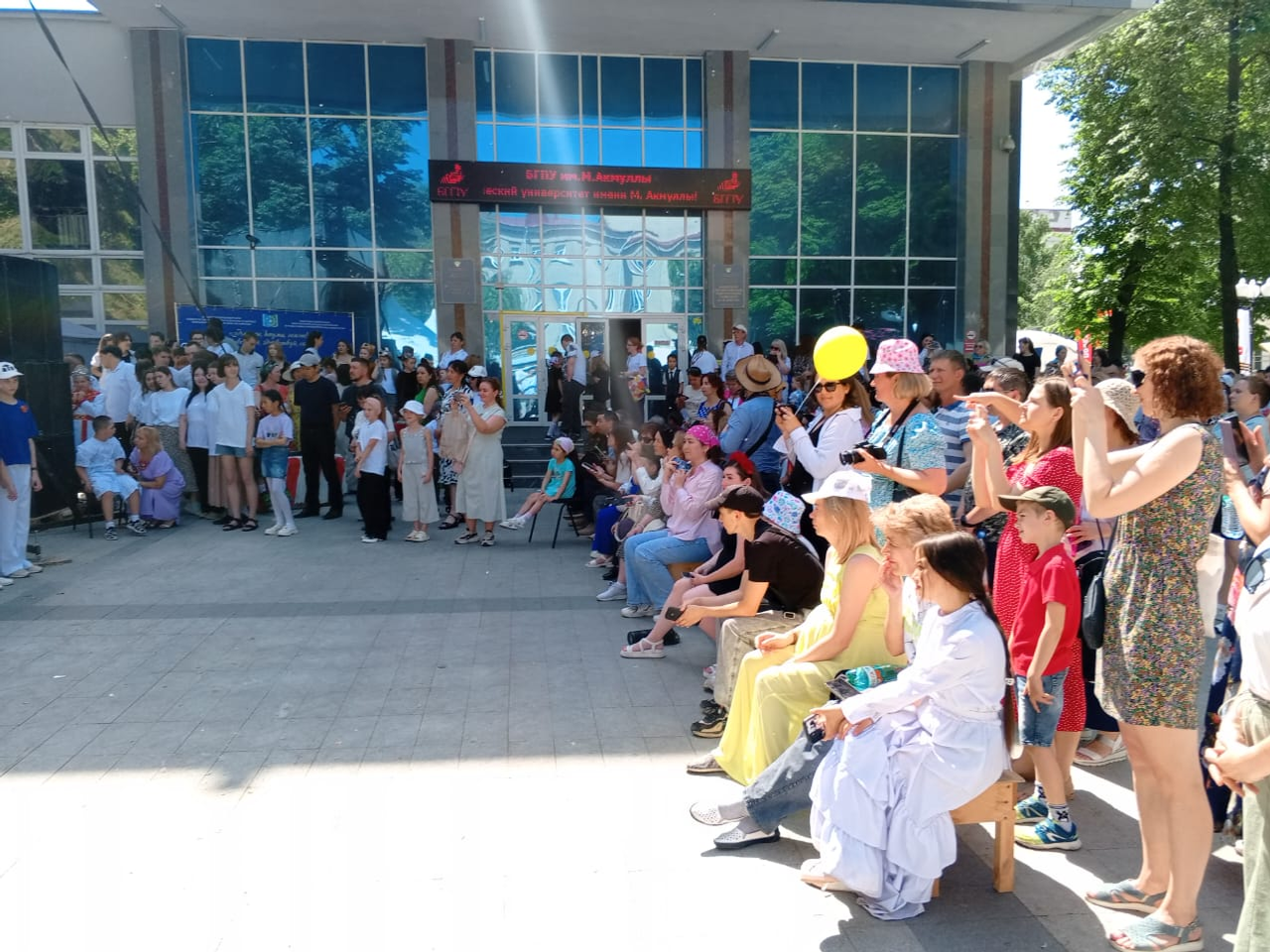 Песенный флешмоб к Дню защиты детей прошёл на «Китап-Байраме» в Уфе