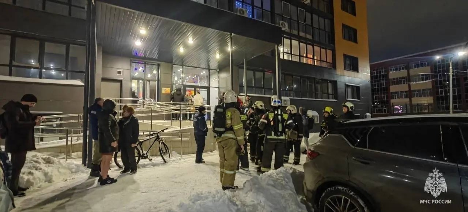 В Уфе из здания эвакуировали сотни человек