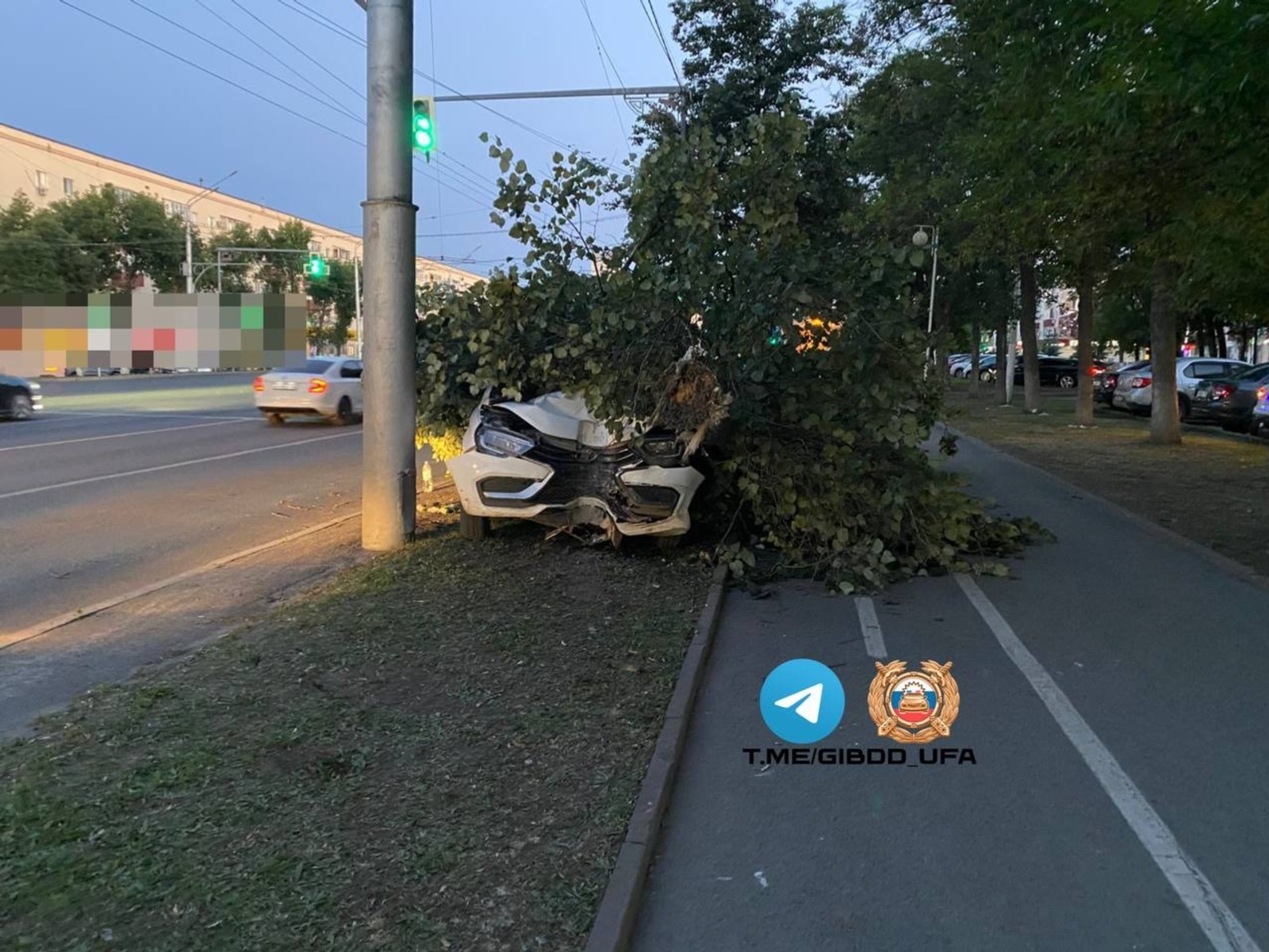 В Уфе водитель автомобиля врезался в дерево
