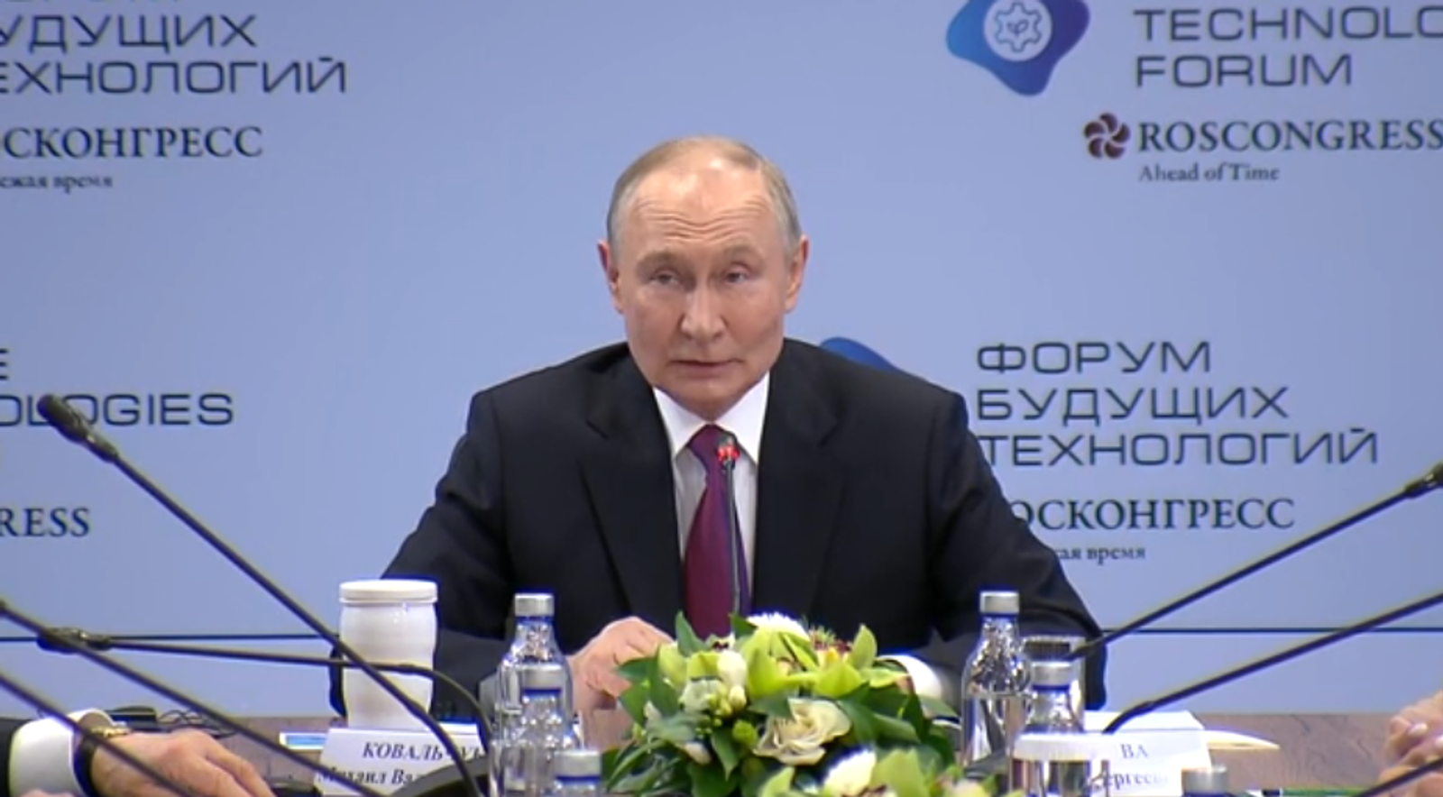 Владимир Путин встретился с учеными на Форуме будущих технологий