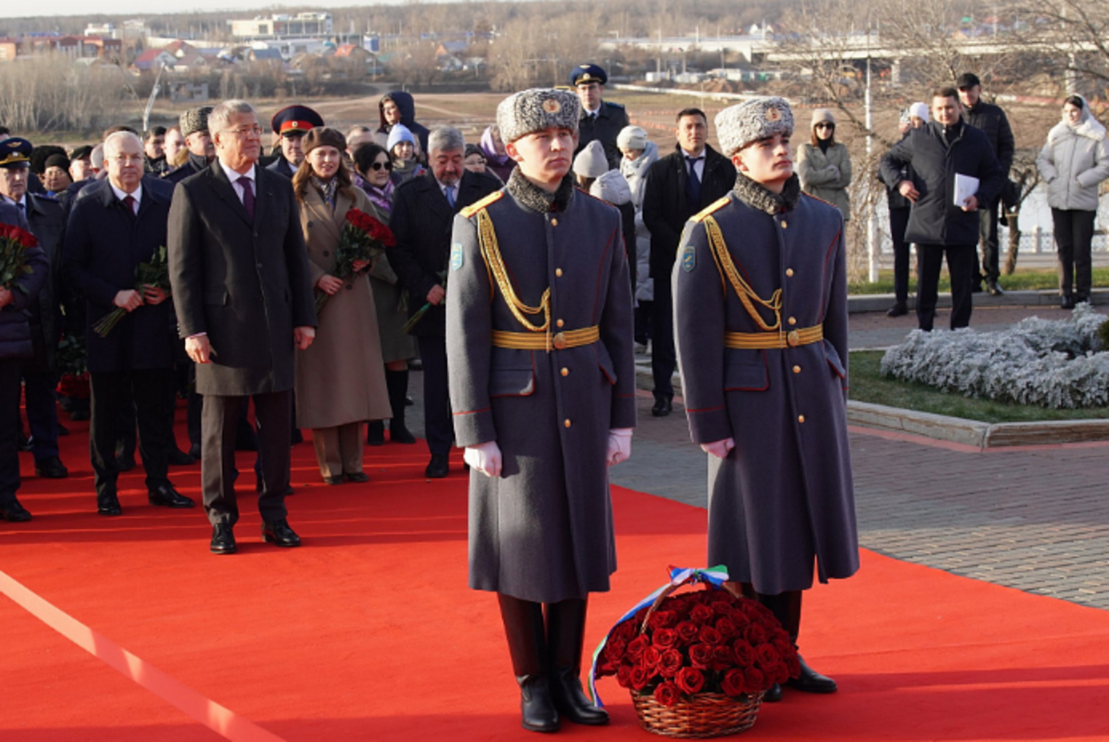 В Уфе Радий Хабиров возложил цветы к Монументу Дружбы