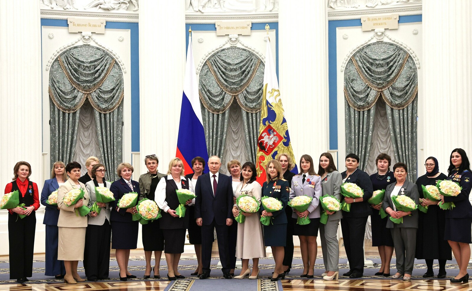Путин назвал женщин важнейшей частью русского народа
