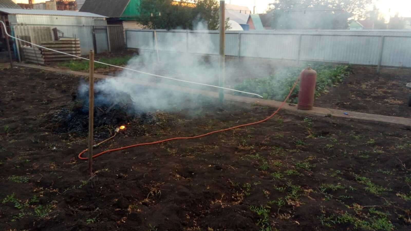 Теперь сухую траву начали сжигать с помошью газобалонного оборудования.