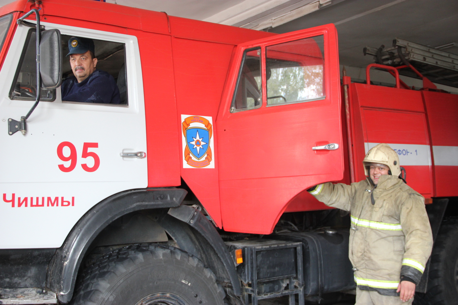 На фото: водитель Ильдус Хайруллин и пожарный Рустам Улимаев.