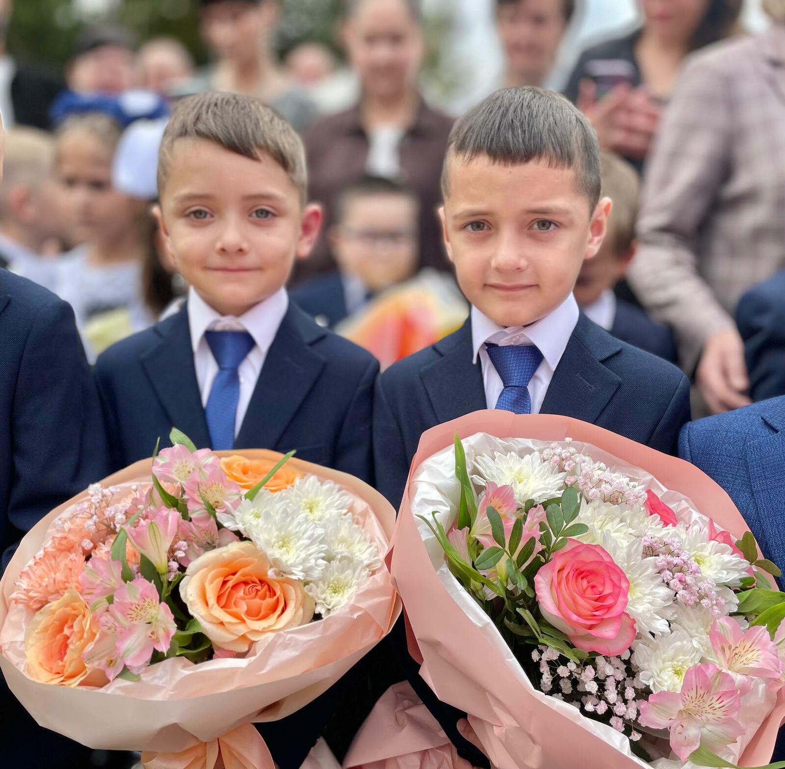 Певец Анвар Нургалиев сдержал обещание и проводил племянников в 1 класс