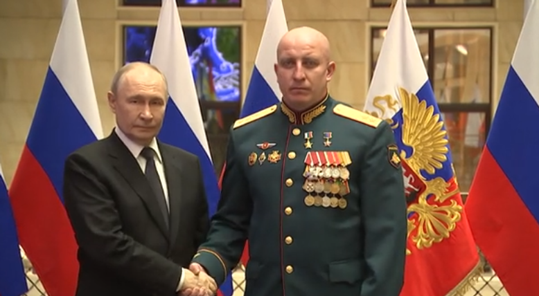 Президент России наградил героев СВО высшей государственной наградой