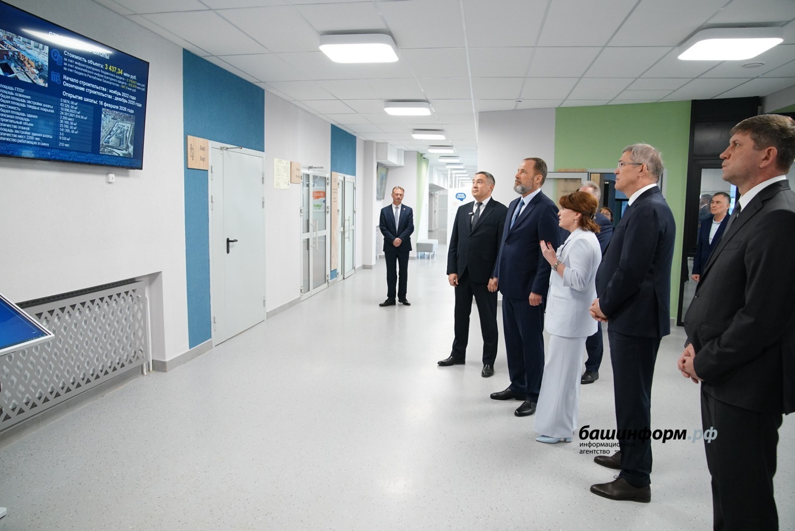 Радий Хабиров и Игорь Комаров посетили крупнейшую школу ПФО в Уфе