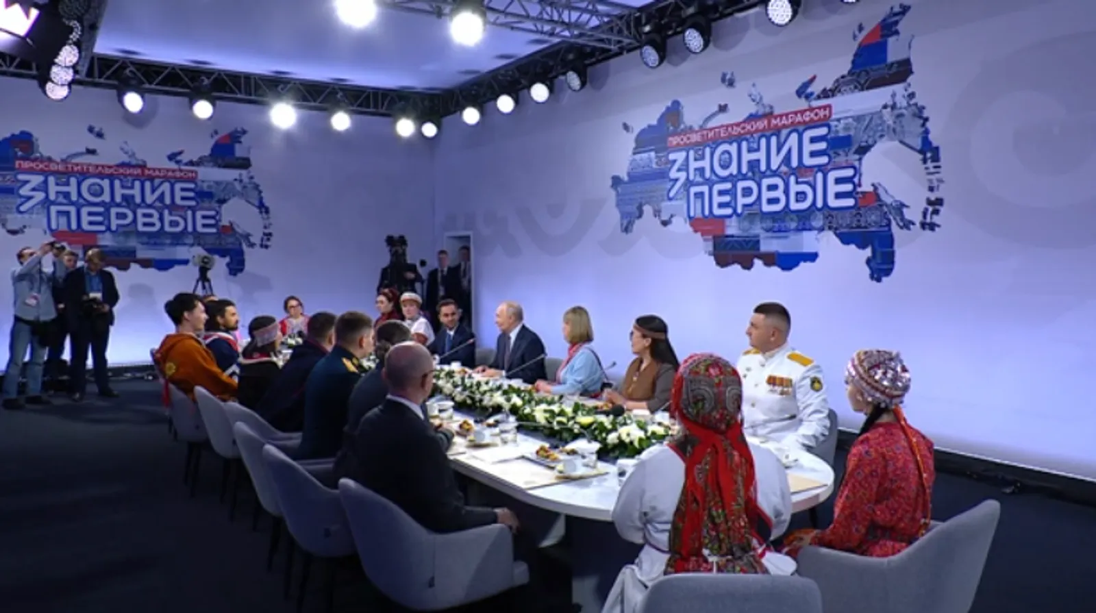 Путин встретился с представителями коренных малочисленных народов страны