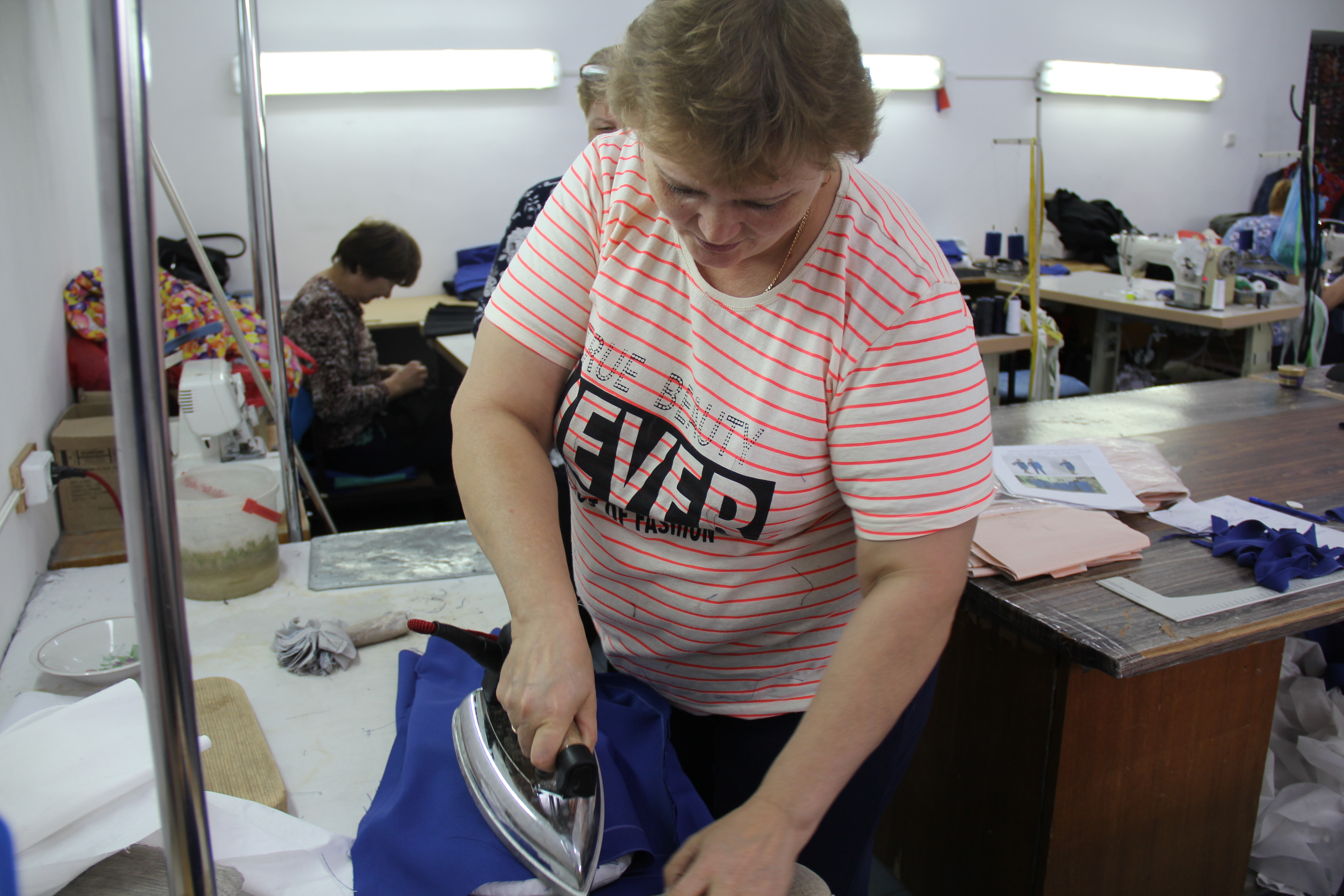 Мастерицы чишминского швейного цеха по пошиву и ремонту одежды (ТЦ «Арт») - репутацию завоевали своим трудом.