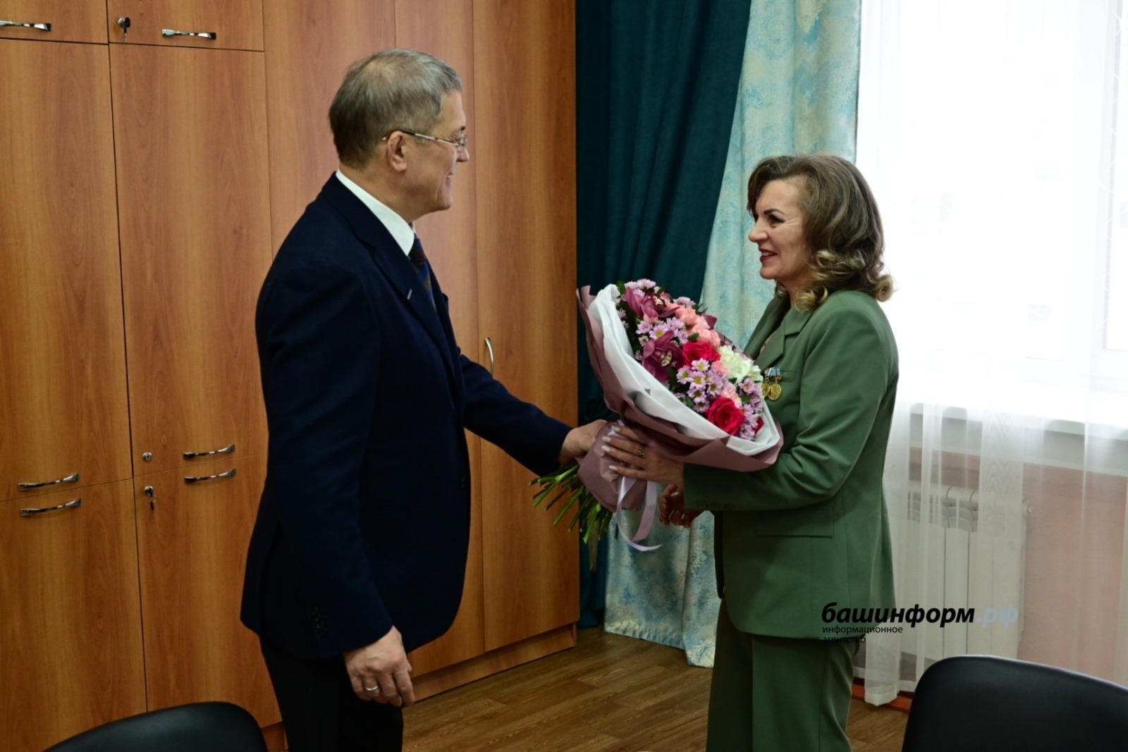 Глава Башкортостана встретился с мамой Героя России