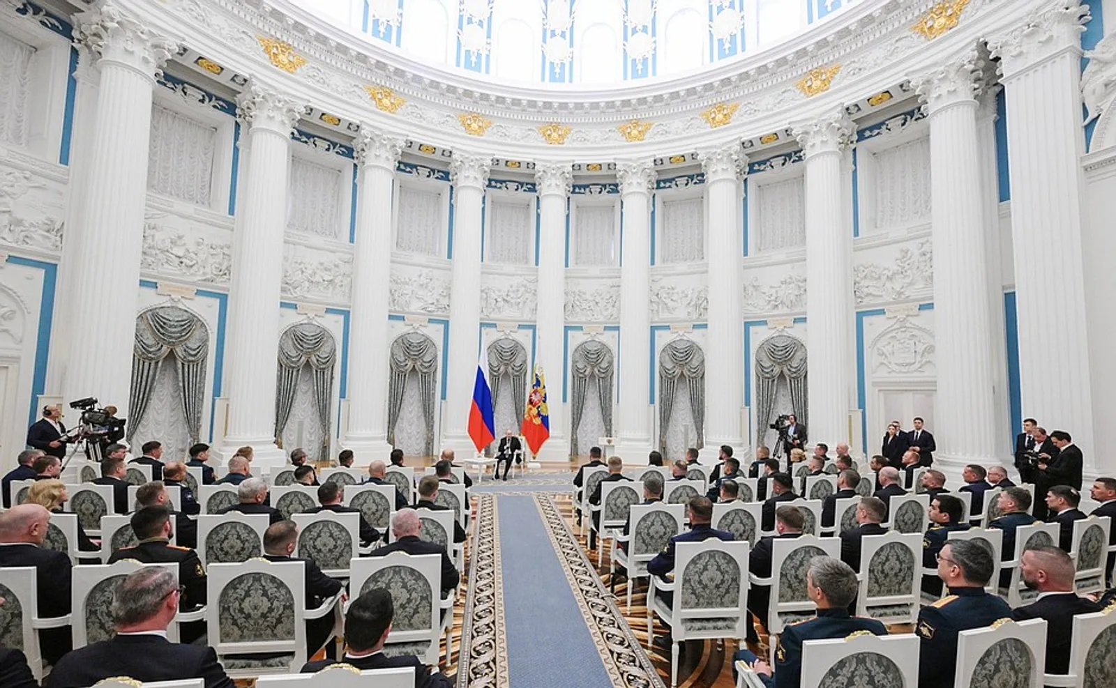 Владимир Путин встретился с выпускниками программы «Время героев»