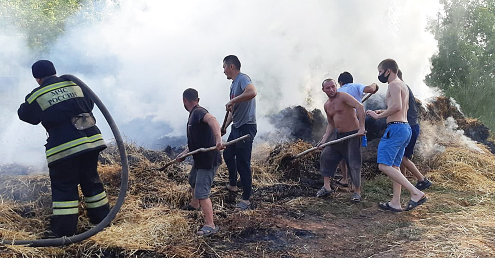 Из архива редакции В августе прошлого года из-за неосторожного обращения с огнем в деревне Первомайский произошло возгорание сена.