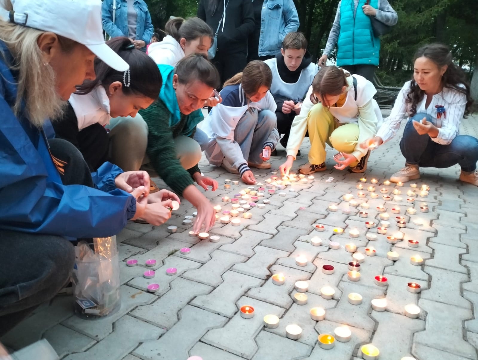 Акция "Свеча памяти" собрала жителей поселка Чишмы около мемориала