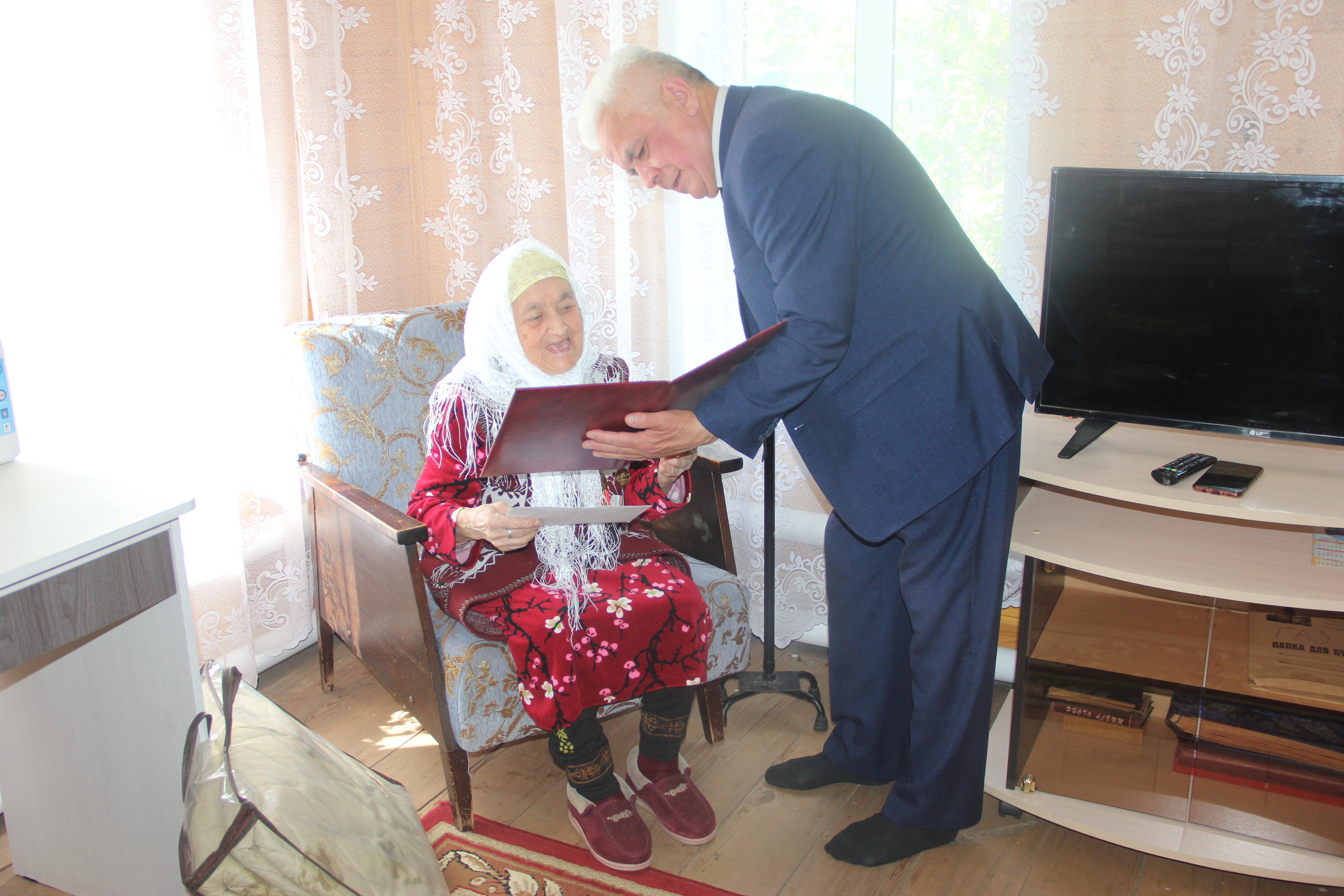 В Сафарово ветерана педагогического труда поздравили с 90-летием