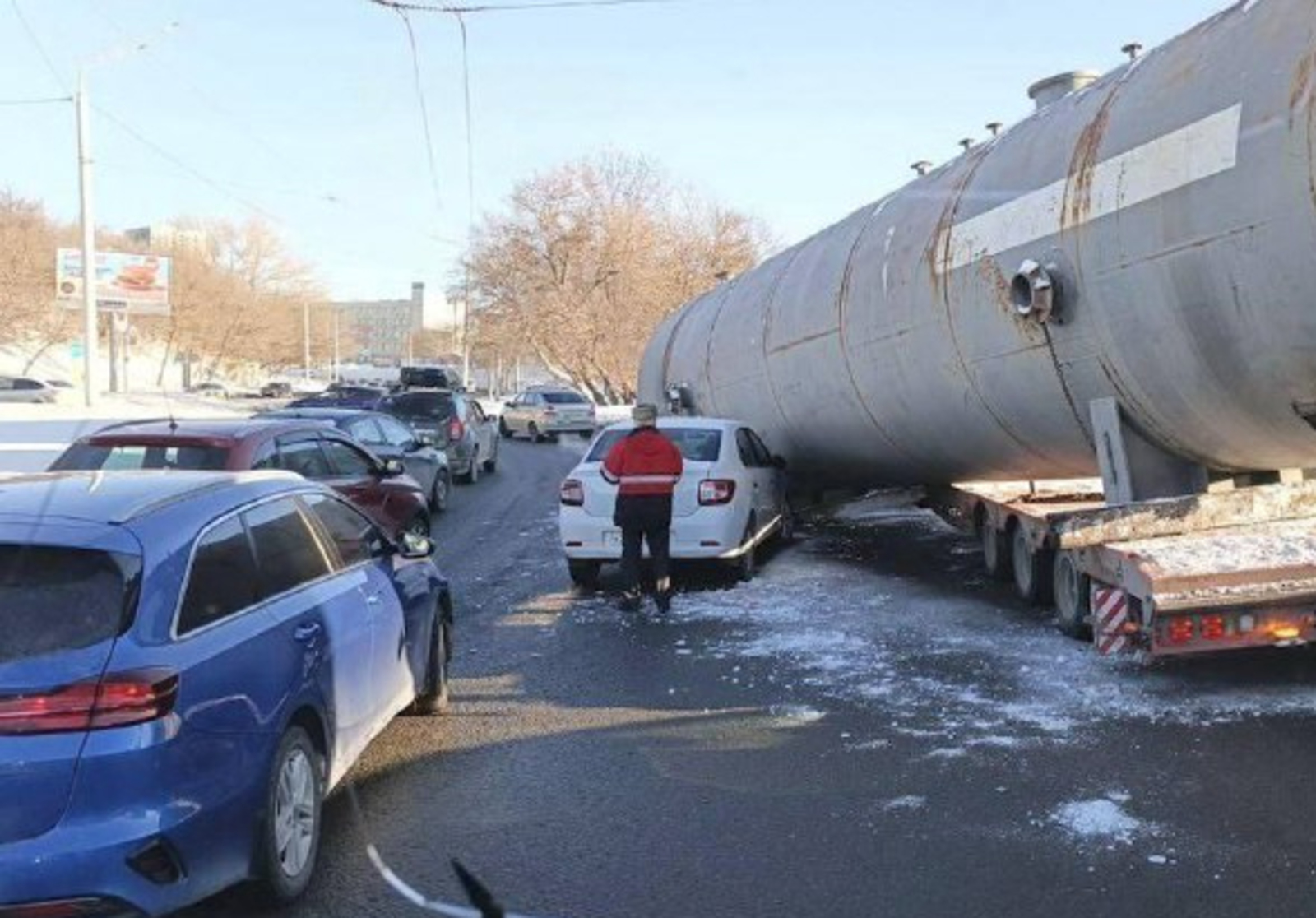 Огромная цистерна рухнула с трала на легковушку в Башкирии