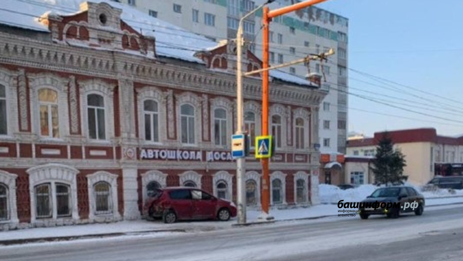 Протараненный автомобиль отбросило на здание автошколы в Башкирии