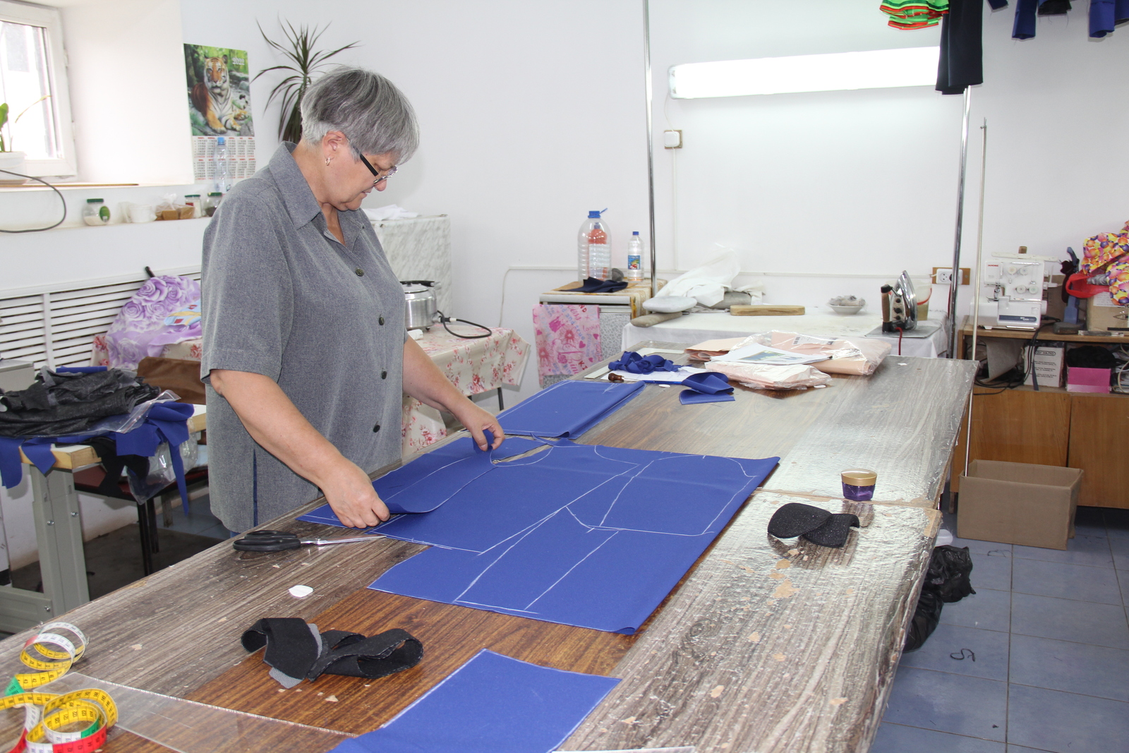 Мастерицы чишминского швейного цеха по пошиву и ремонту одежды (ТЦ «Арт») - репутацию завоевали своим трудом.