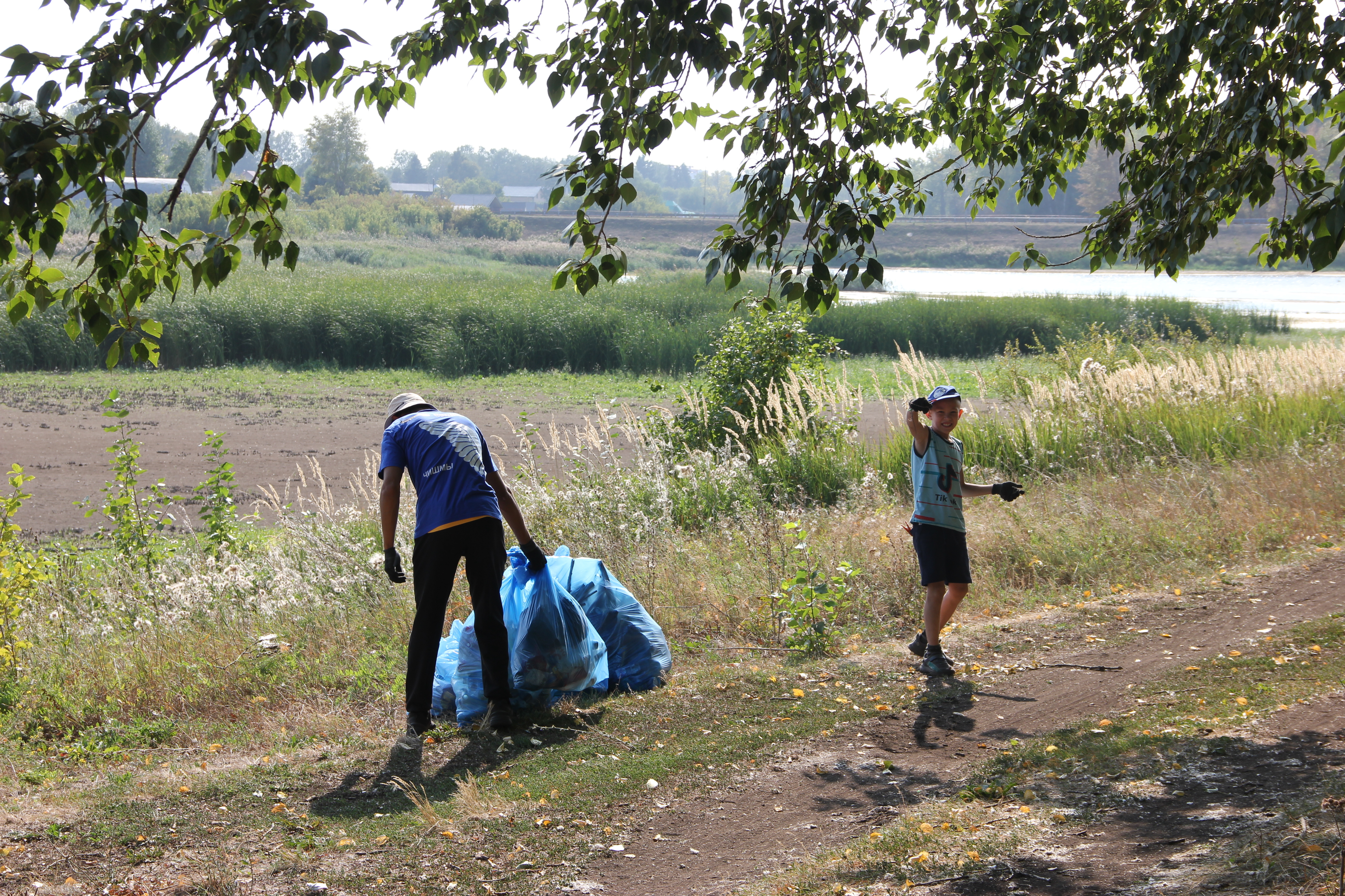 Около 60 больших мешков мусора собрали участники акции "Чистый берег" на берегу р. Калмашка