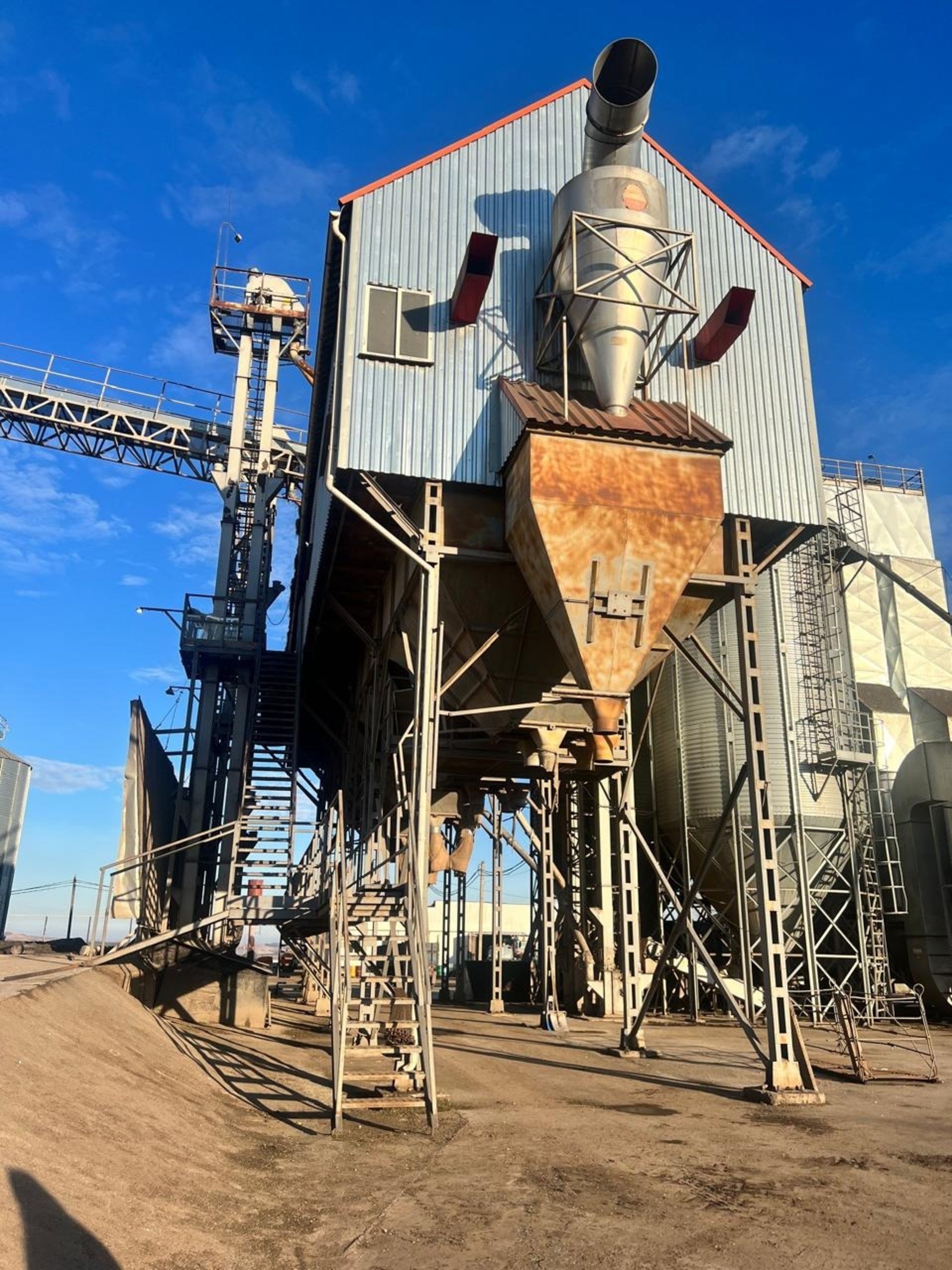 В Башкирии нашли два трупа в бункере для зерна