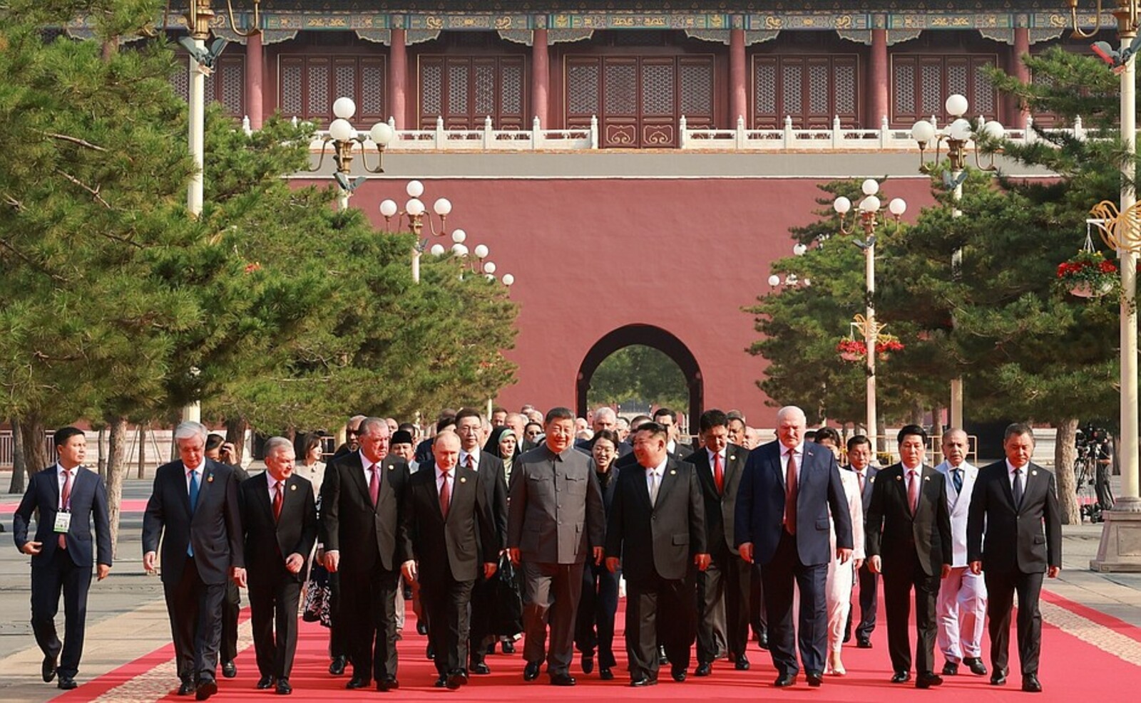 Владимир Путин посетил военный парад в Пекине