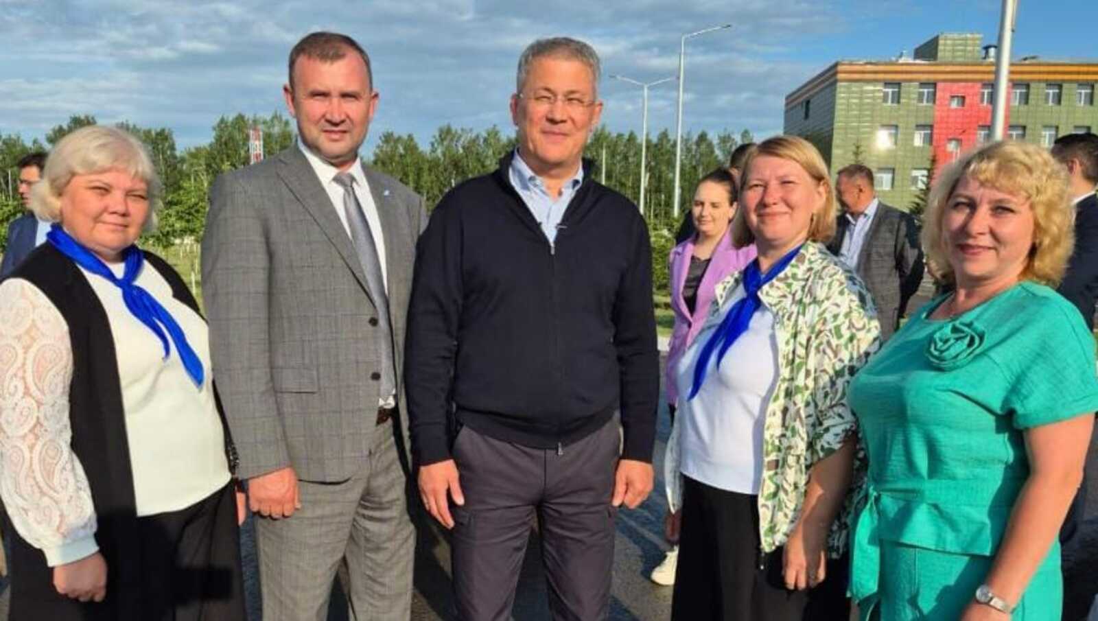 Глава Республики Радий Хабиров, глава администрации Чишминского района Ришат Мансуров и учителя географии чишминских школ